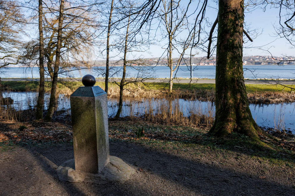 Planetstien set fra Thøgers og kirkens side