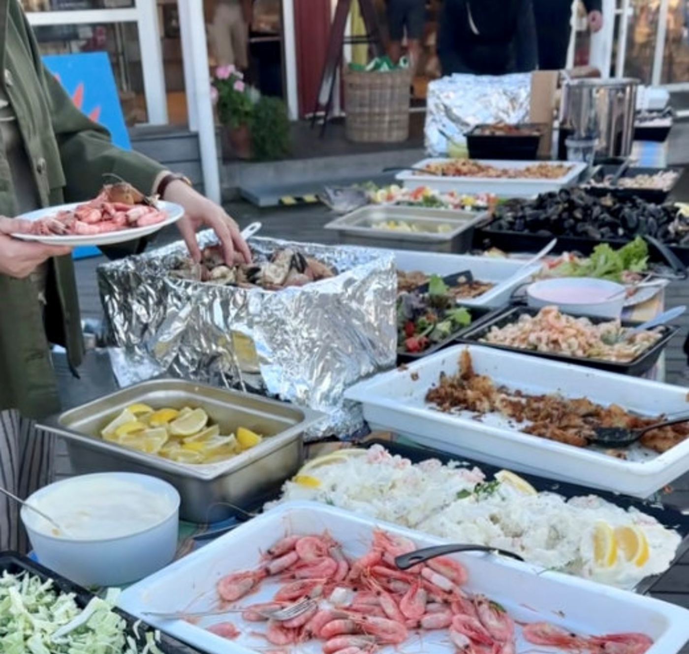 Tischabendessen mit Meeresfrüchten und Fisch für das Krabbenfest.